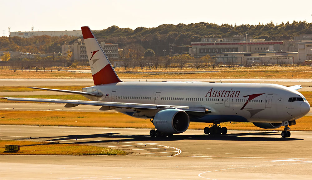 aeroplano australian airlines sulla pista di atterraggio