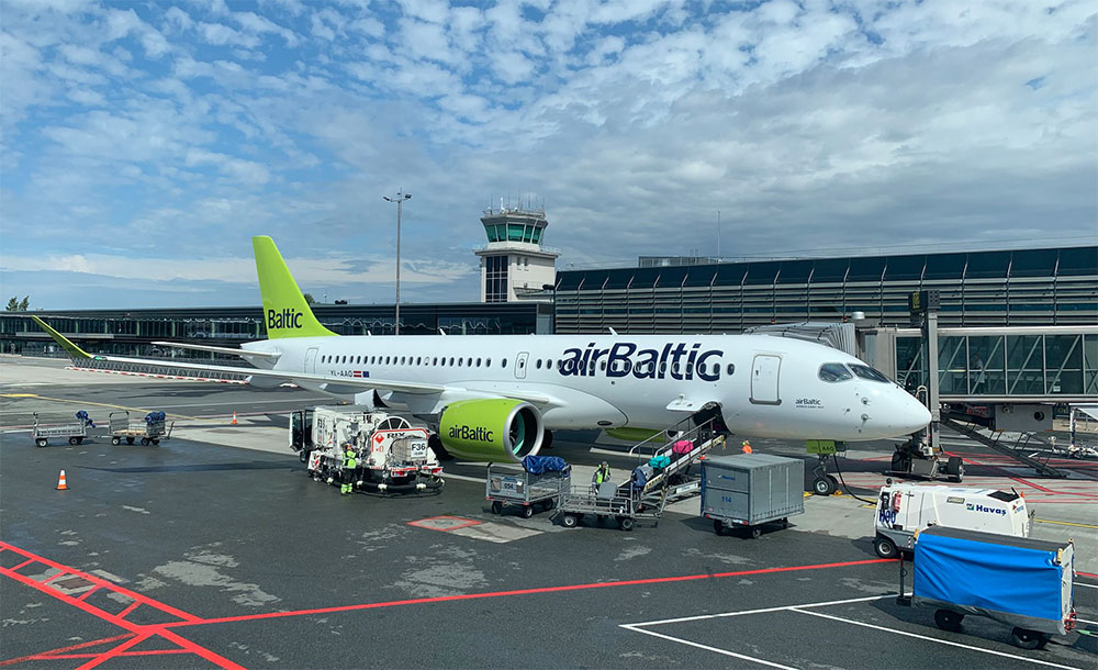 aeroplano air baltic mentre carica i bagagli