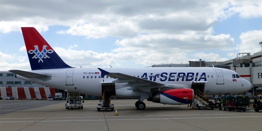 aeroplano air serbia mentre carica i bagagli