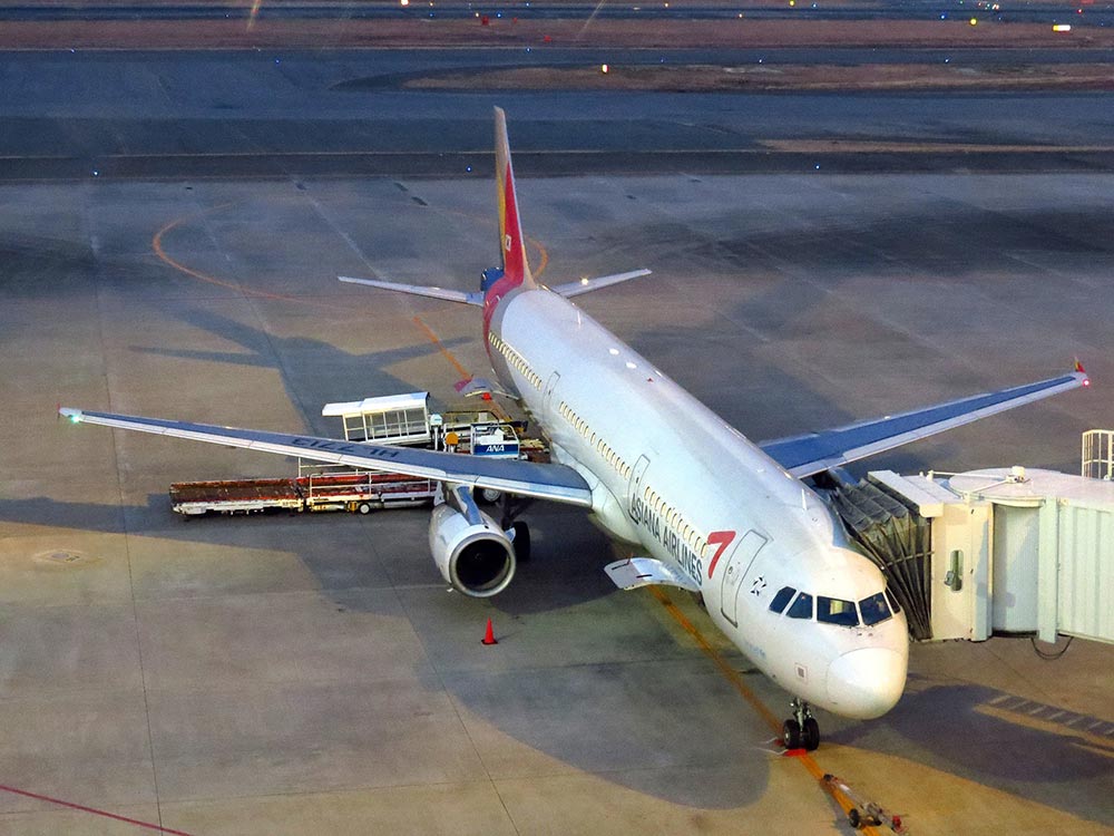 aeroplano air asiana mentre carica i passeggeri