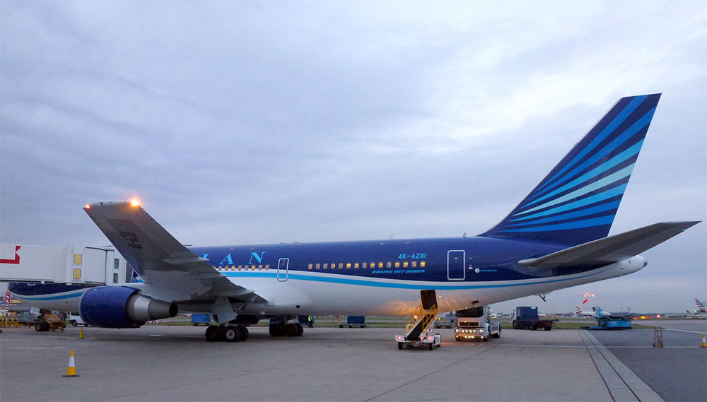 aeroplano Azerbaijan Airlines mentre carica i passeggeri