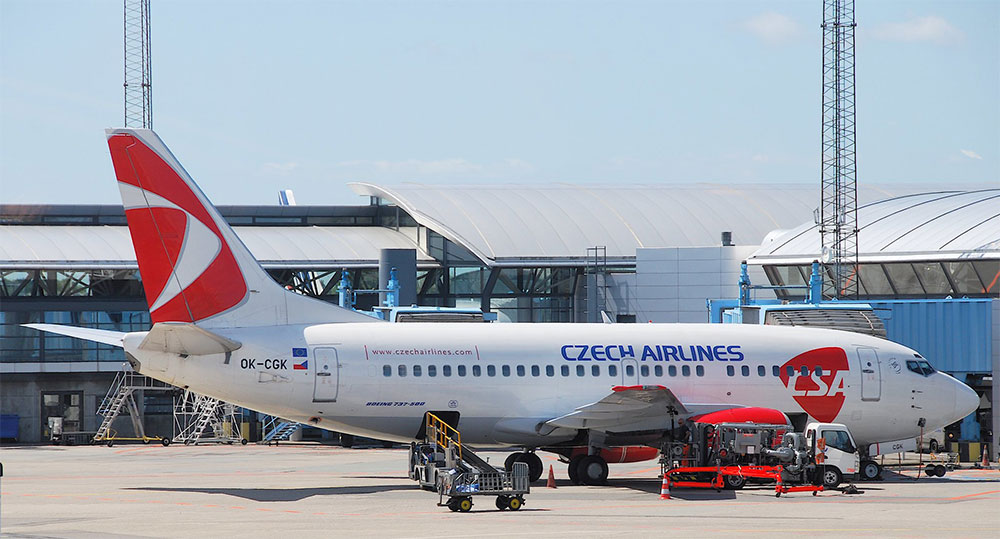 aeroplano Czech Airlines mentre carica i passeggeri