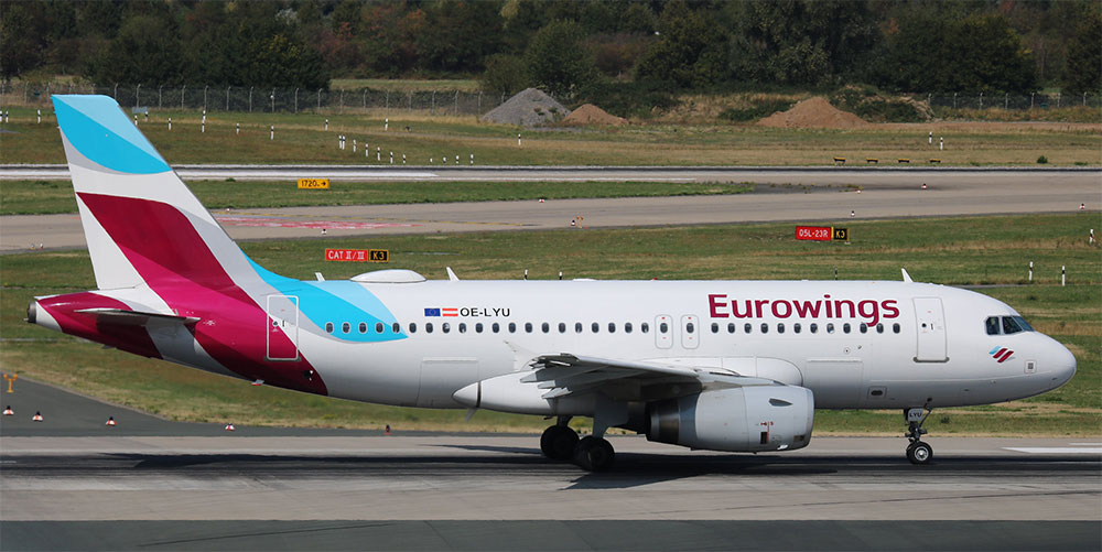 aeroplano eurowings sulla pista di atterraggio