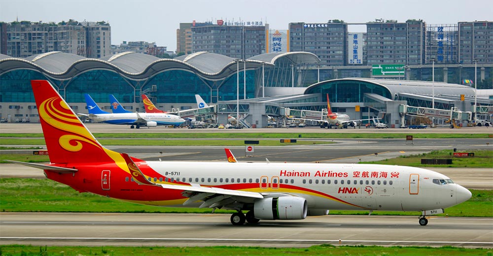 aeroplano hainan airlines sulla pista di atterraggio