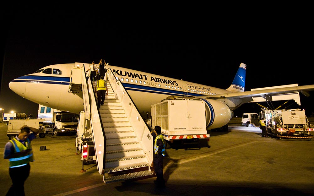 aeroplano kuwait airways mentre carica i passeggeri