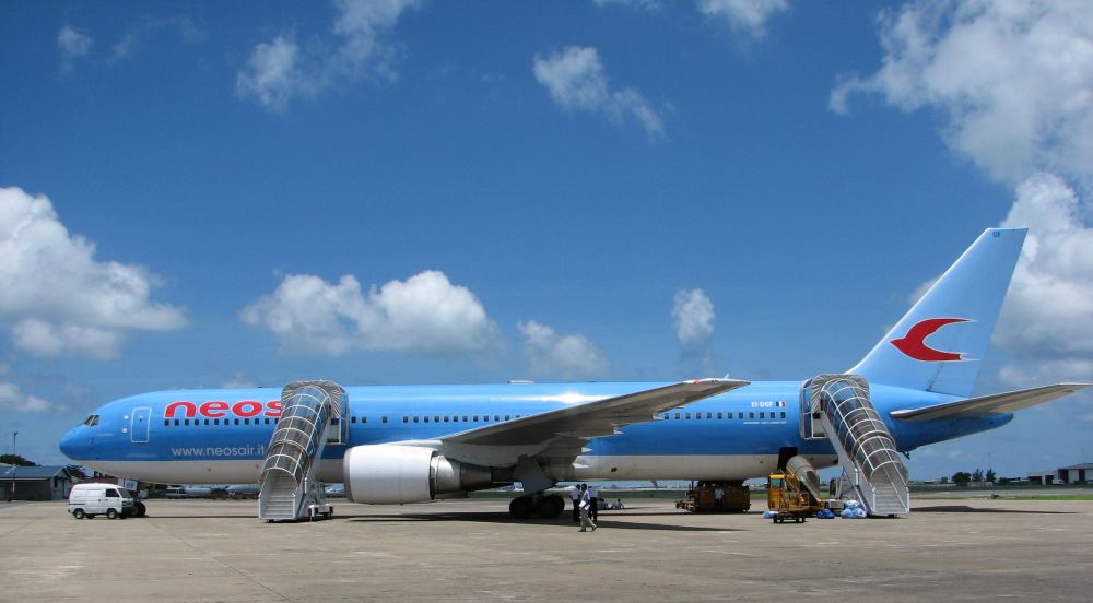 aeroplano Neos in attesa dei passeggeri