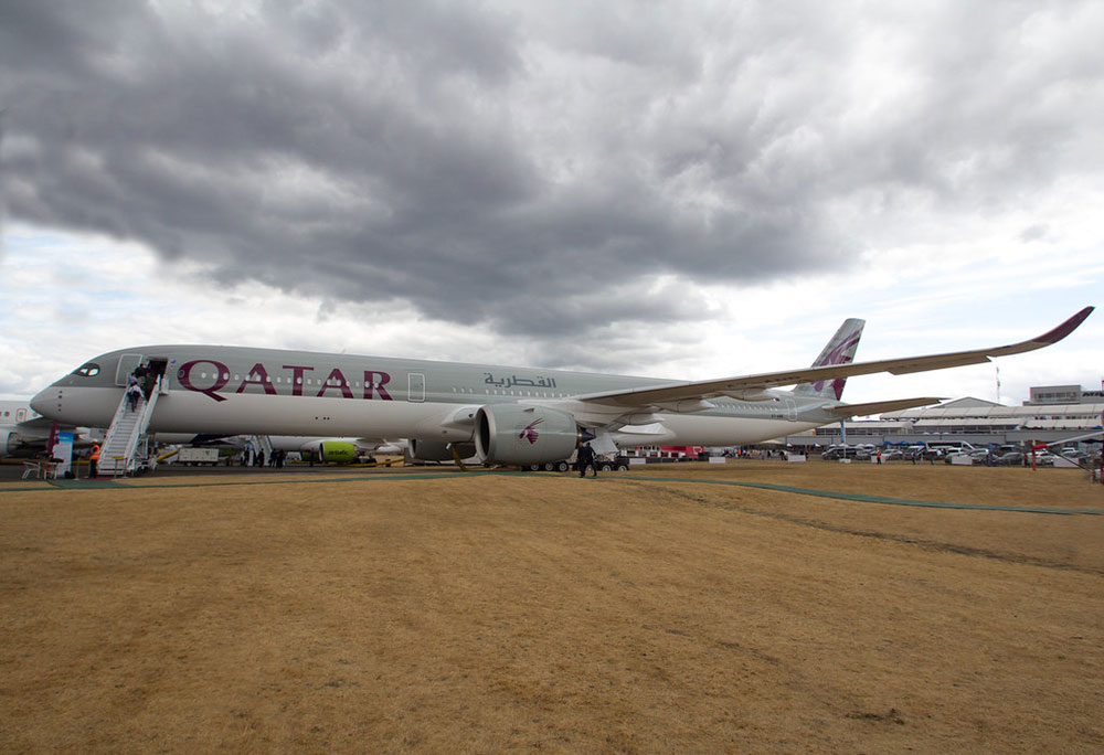 aeroplano qatar airways mentre carica i passeggeri