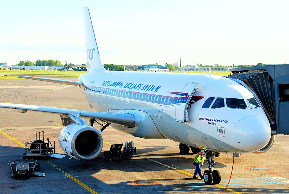 aeroplano SAS Scandinavian Airlines mentre carica i passeggeri