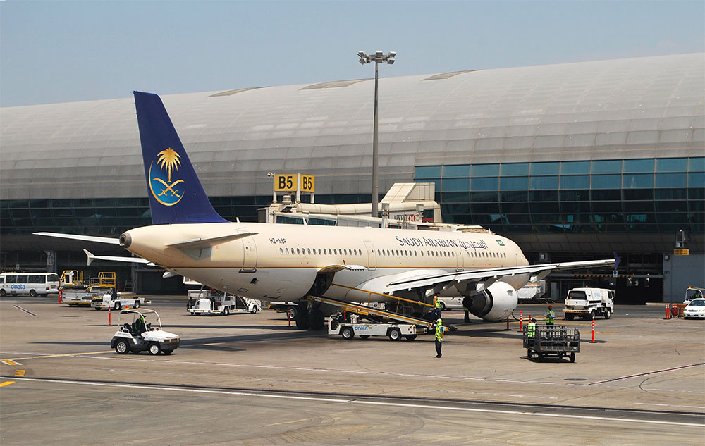 aeroplano saudia mentre carica i bagagli