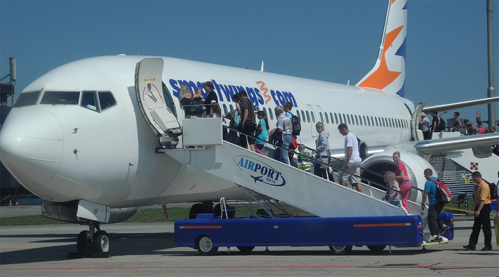 aeroplano smartwings mentre carica i passeggeri