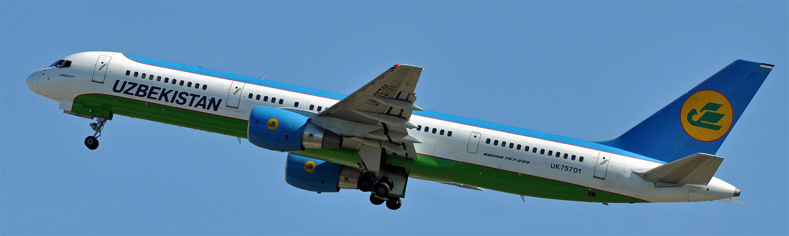 aeroplano in decollo della compagnia Uzbekistan Airways