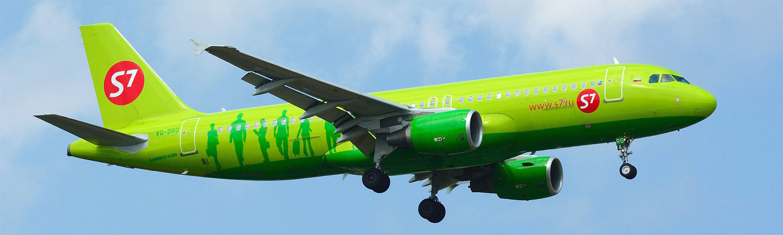 aereoplano S7 airlines in decollo