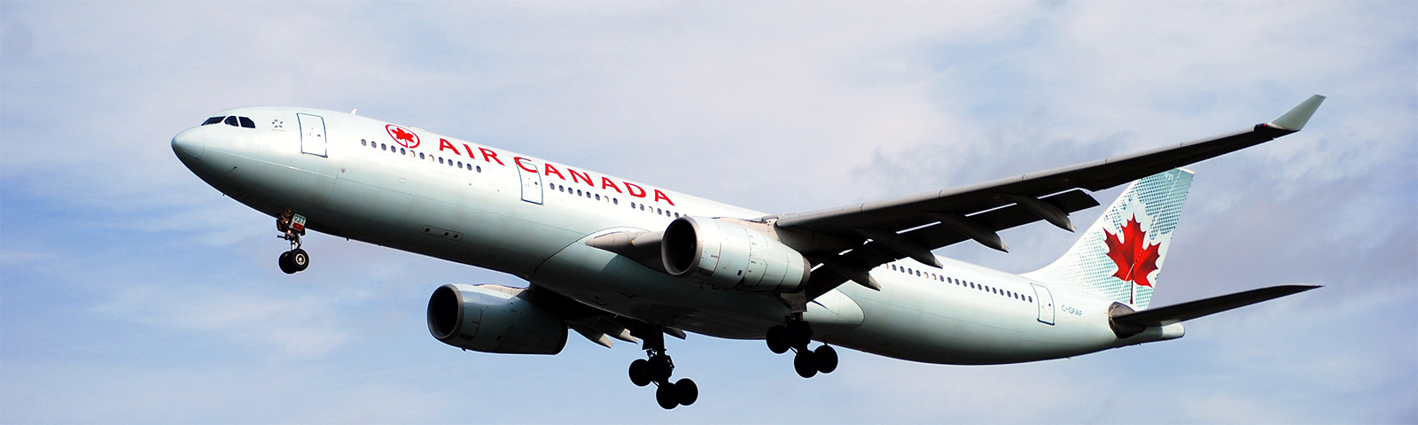 aeroplano in decollo della compagnia air canada