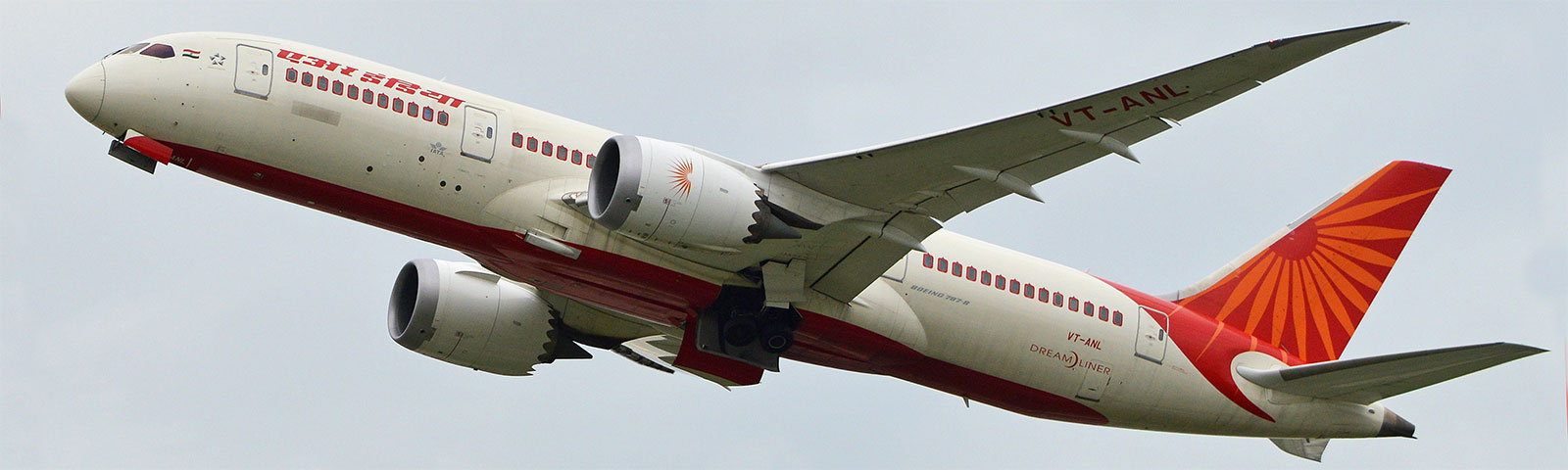 aeroplano in decollo della compagnia air india