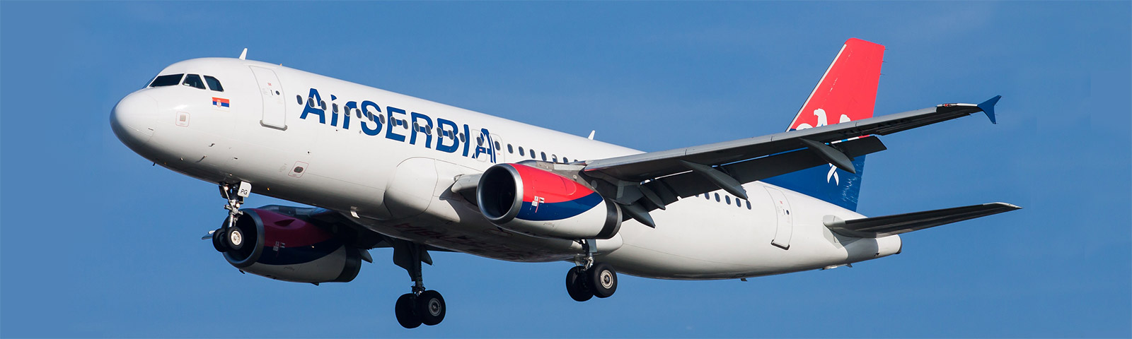aeroplano in decollo della compagnia Air Serbia
