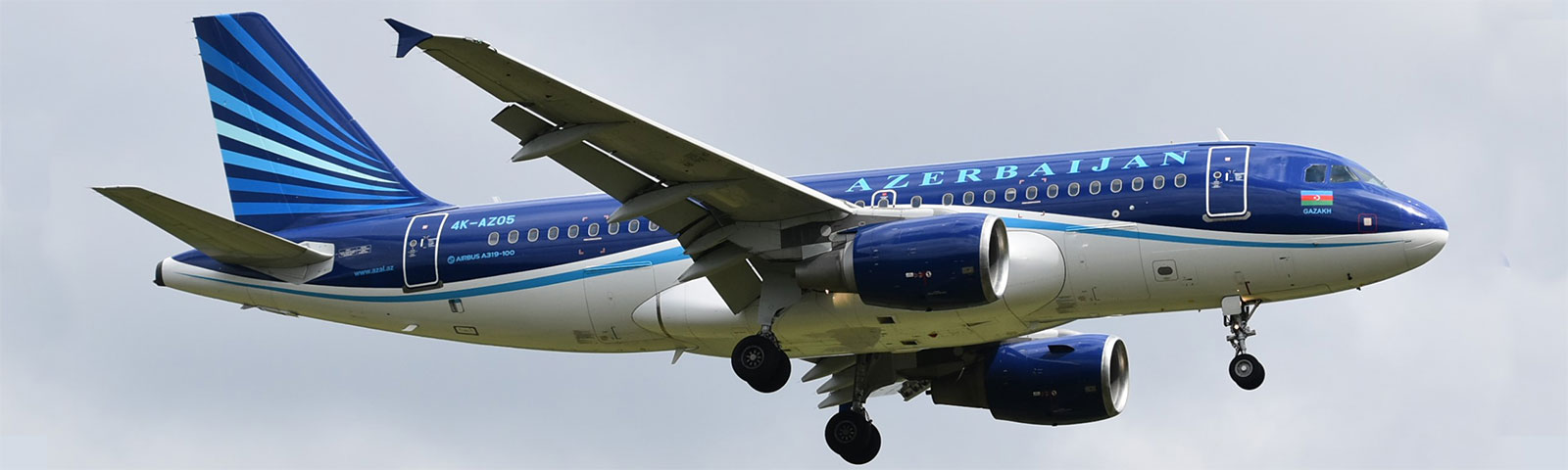 aereoplano azerbaijan airlinesin decollo