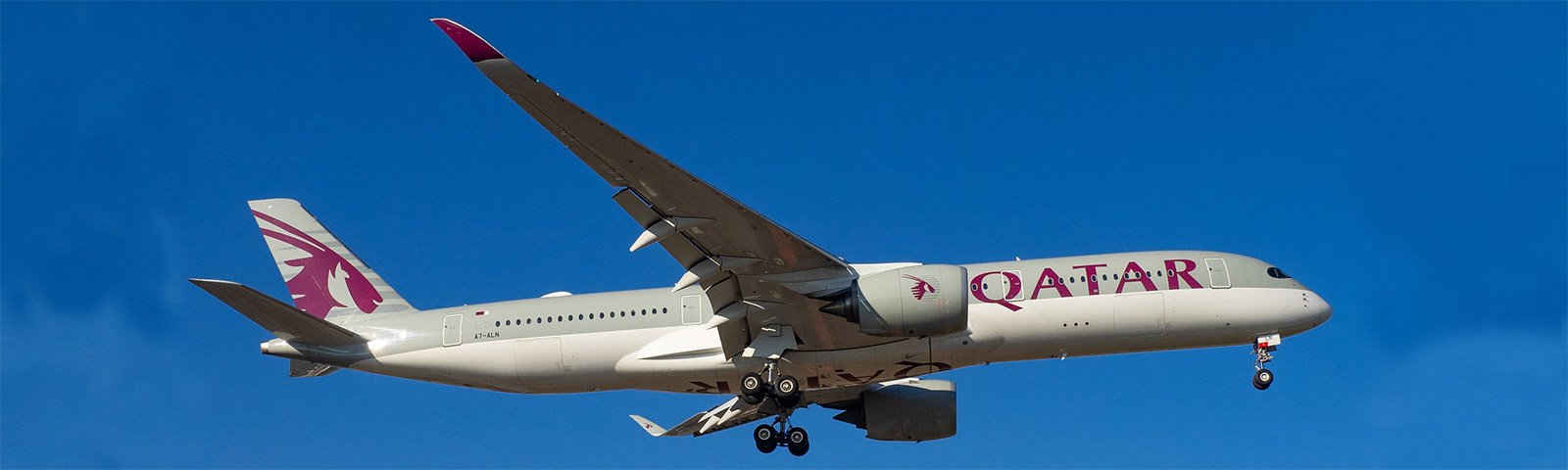 aereoplano qatar in decollo