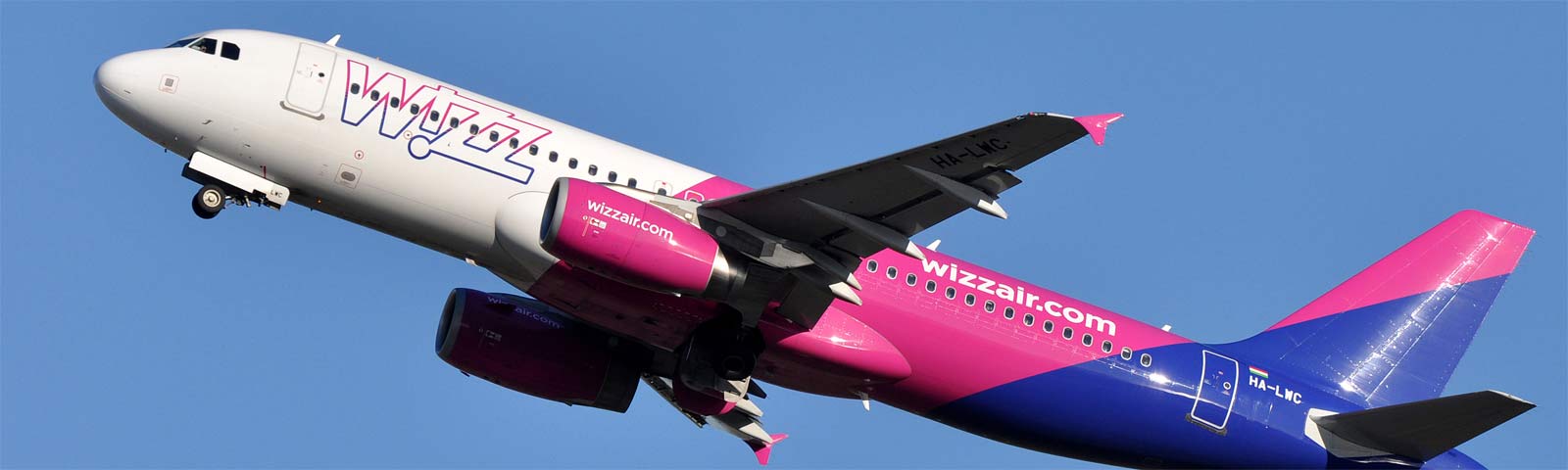 aeroplano in decollo della compagnia wizz air